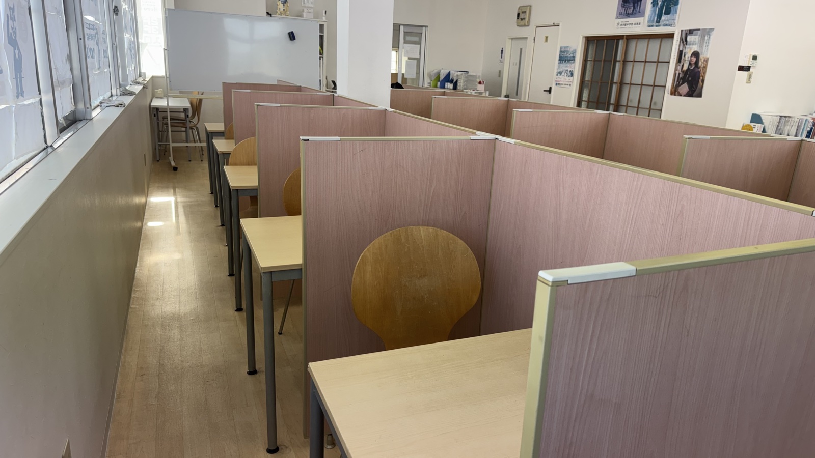 通い放題の個別ブース自習室 — 10m超のスケール