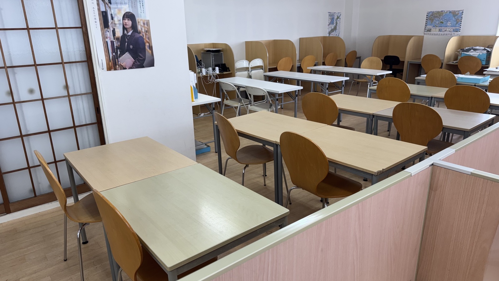 HERO'S 延岡校の教室全体（延岡市浜砂・個別指導×AI学習×自習室の学習空間）